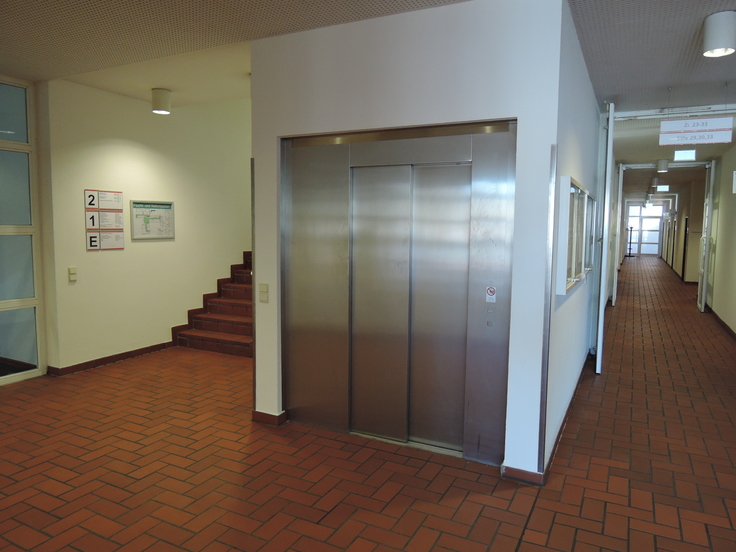 Aufzug im Eingangsbereich